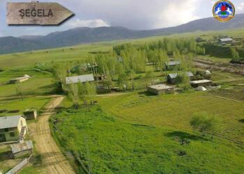 Mûş'a bağlı Şêxela Köyü yemyeşil tarım ve meralık alanlalrla kaplı. Böyle bir alanın üzeri örtülerek yok edilmek isteniyor