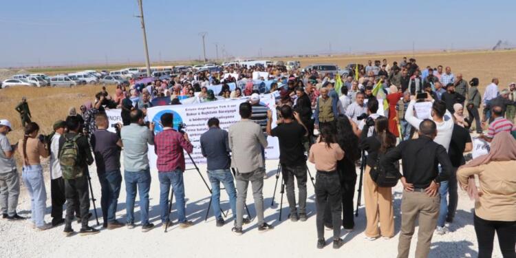 Cizre halkı saldırılara karşı Uluslararası Koalisyonun merkezine yürüdü