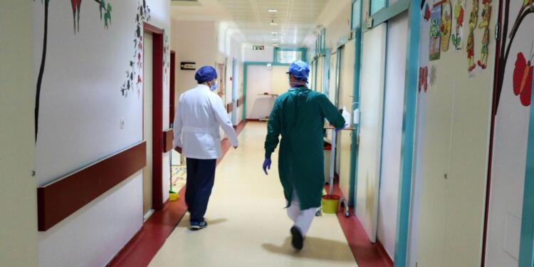 Sağlık Bakanlığı 65-72 yaş arasındaki doktorları ‘göreve çağırdı’