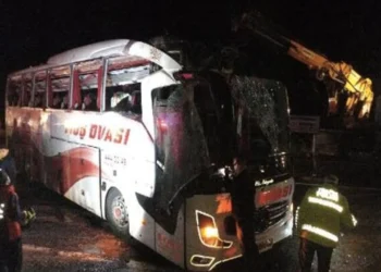 Yolcu otobüsü devrildi: 2’si ağır 38 yaralı