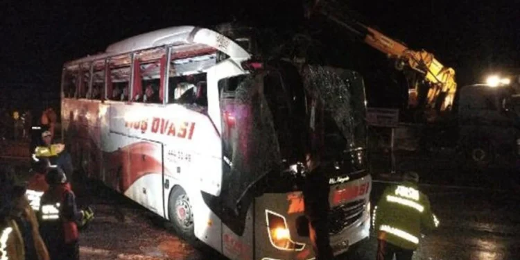 Yolcu otobüsü devrildi: 2’si ağır 38 yaralı