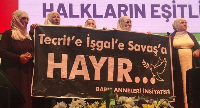 Barış Anneleri tecrit pankartı ile sahneye çıktı