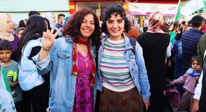 33 düş yolcusu için duvar yazılaması yapan iki kişi tahliye oldu