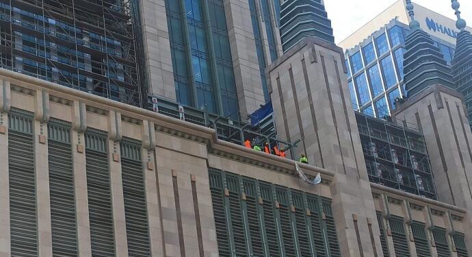 Haklarını arayan inşaat işçileri Finans Merkez Bankası’nın 5. katını işgal etti