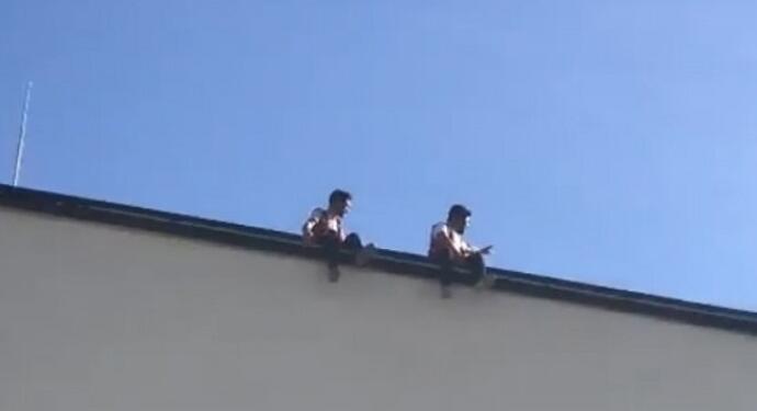 İşçiler ödenmeyen ücretleri için çatıya çıktı