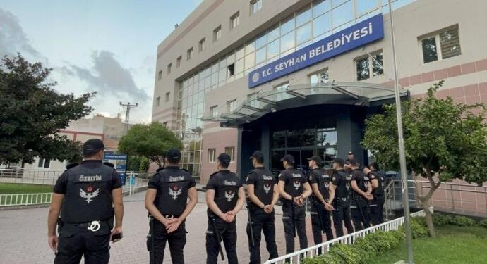 Adana’daki iki belediyeden 13 kişi tutuklandı