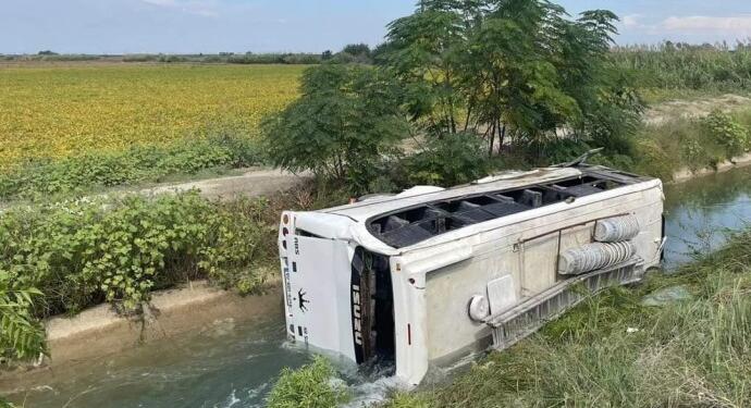 Tarım işçilerini taşıyan minibüs kaza yaptı: 10 işçi yaralı