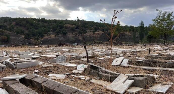 Operasyona çıkan askerler mezarlığı tahrip etti