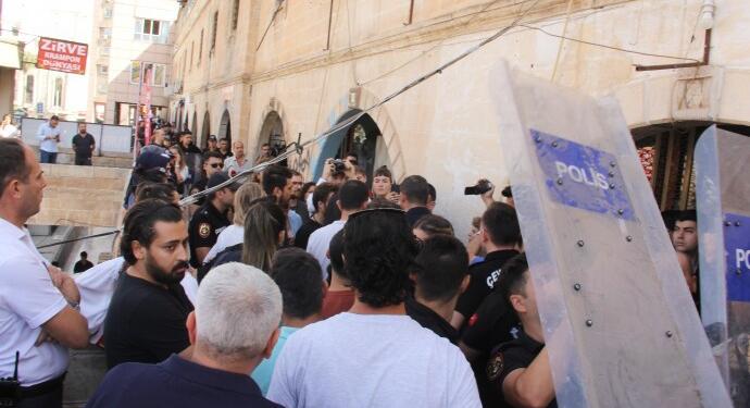 Olmayan yasa ile enternasyonalist gençler deport ediliyor