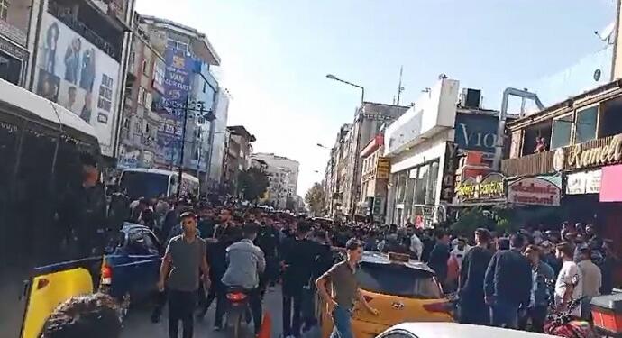 Wan’da kadınları taciz eden uzman çavuşlar darp edildi