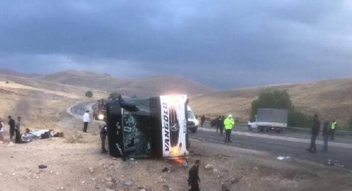 Yolcu otobüsü devrildi: 7 ölü, 40 yaralı
