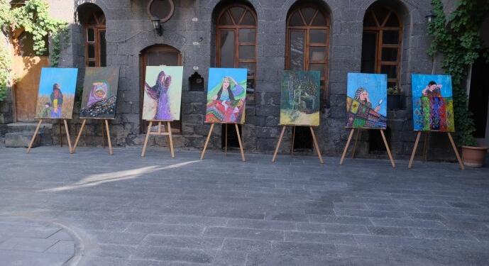 Kadınların her rengi var çizimlerinde