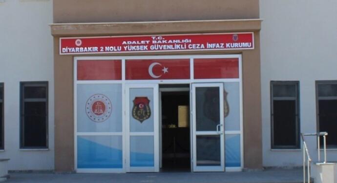 Rahatsızlanan arkadaşları için doktor isteyen tutsaklara ‘kapıya vurdun’ cezası!