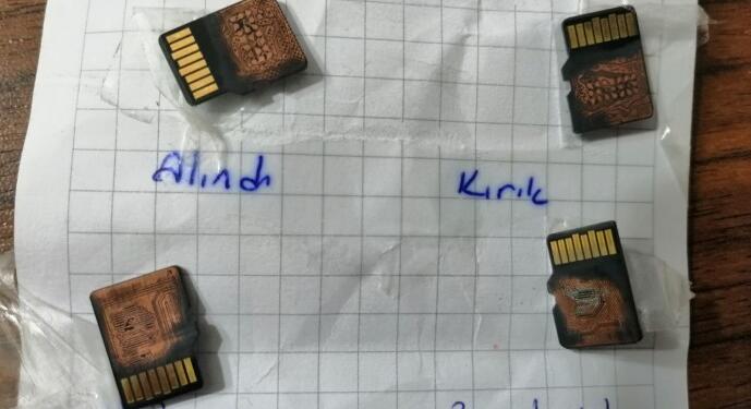 Polis aldığı hafıza kartlarını tahrip edip geri verdi!