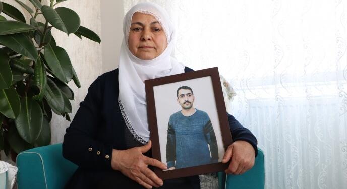 Parmakları mazgala sıkışan hasta tutsak tedavi edilmiyor