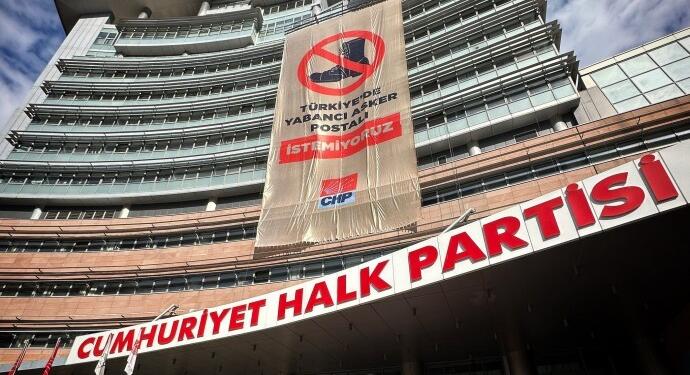 Tezkere oylaması öncesi CHP’den ‘Türkiye’de yabancı asker postalı istemiyoruz’ afişi