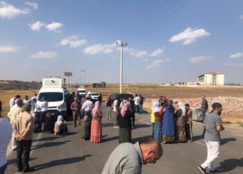 Sûr’da 5 gündür su verilmeyen mahalleliler yol kapattı