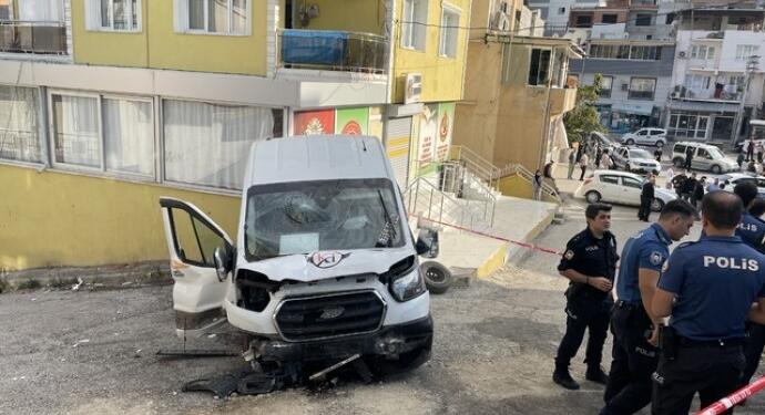 İzmir’de işçi servisi kaza yaptı: 7 yaralı