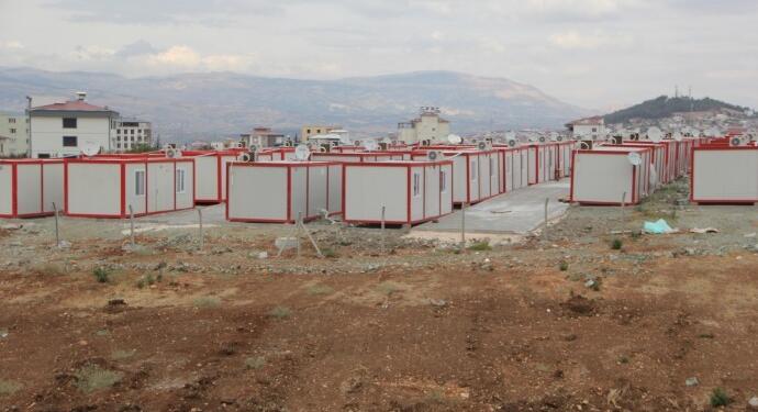 Depremzedeler kışı konteynerde karşılıyor