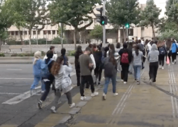 Êlih’te öğrencilerin su isyanı: Valilik önüne yürüdüler