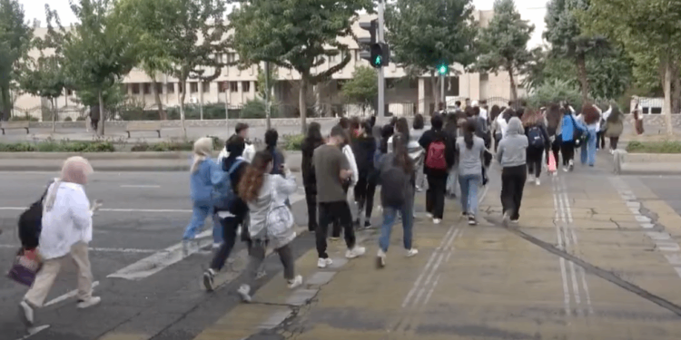 Êlih’te öğrencilerin su isyanı: Valilik önüne yürüdüler