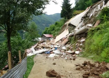 Üç kentte sel ve heyelan: Köy yolları kapandı