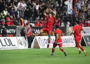 Amedspor taraftarları Rojava için yürüdü