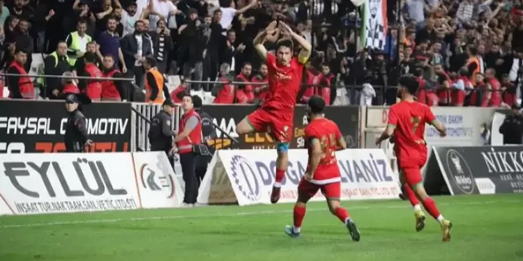 Amedspor taraftarları Rojava için yürüdü