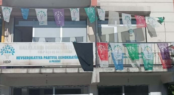 HDP, Rojava için binalara siyah bez astı