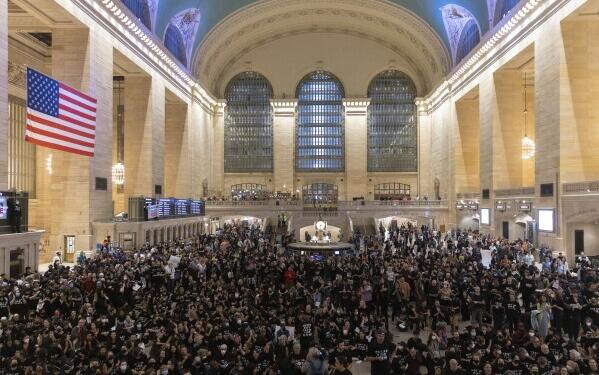 ABD’li Yahudiler ‘Acil Ateşkes’ çağrısıyla tren garını işgal etti