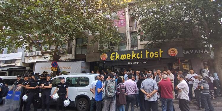 İzmir HDP il binasındaki arama sona erdi: Eşbaşkanlara ters kelepçe işkencesi