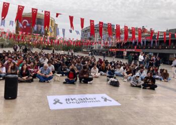 Öğrenciler eylemde: Bozuk asansöre önlem almayanlar öğrencilere karşı tomalarla önlem aldı
