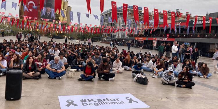 Öğrenciler eylemde: Bozuk asansöre önlem almayanlar öğrencilere karşı tomalarla önlem aldı