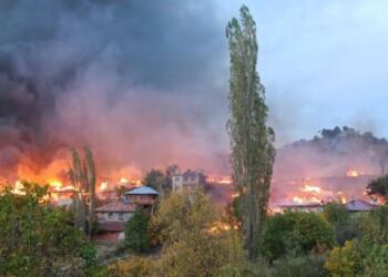 Kastamonu’da bir evde çıkan yangın 40 eve sıçradı