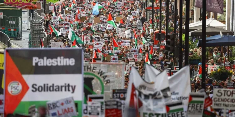 Londra’da 100 bin kişi Gazze için yürüdü