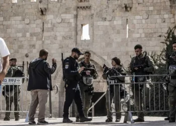 İsrail’den cuma namazı için toplanan Filistinlilere ses ve gaz bombası