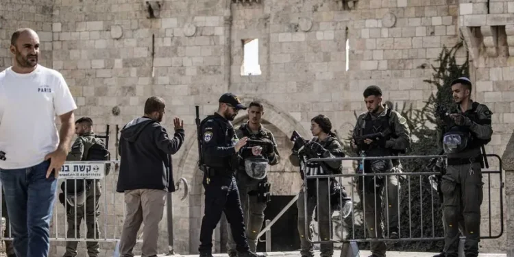 İsrail’den cuma namazı için toplanan Filistinlilere ses ve gaz bombası