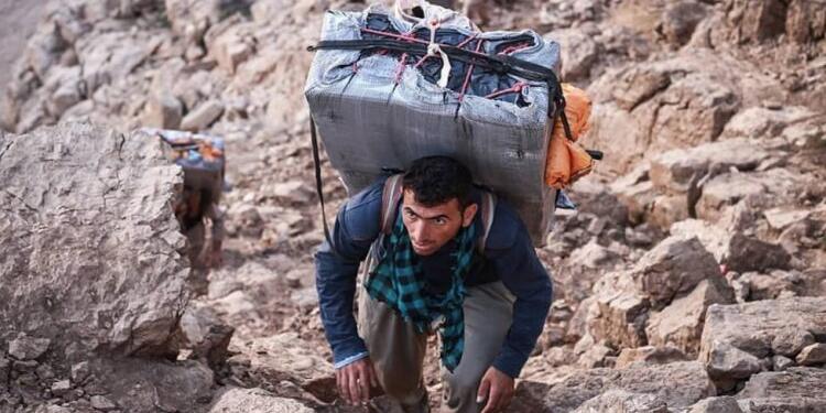 İran rejimi bir kolberi katletti, 2 yurttaşı yaraladı