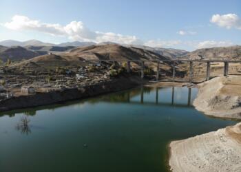 KARS'TA 2020 YILINDA SU TUTAN KARAKURT BARAJI'NIN SULARI 50 METREYE YAKIN ÇEKİLDİ. KURAKLIK, YAĞIŞLARIN AZLIĞI VE BARAJ KAPAĞININ DA AÇIK OLMASIYLA BİRLİKTE  KARAKURT BARAJI'NDA ÇEKİLME SÜRÜYOR. (İHA/KARS-İHA)
Kars'ta 2020 yılında su tutan Karakurt Barajı'nın suları 50 metreye yakın çekildi. Kuraklık, yağışların azlığı ve baraj kapağının da açık olmasıyla birlikte  Karakurt Barajı'nda çekilme sürüyor.