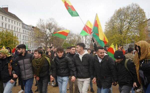 Binler Almanya’da yasağa karşı yürüdü