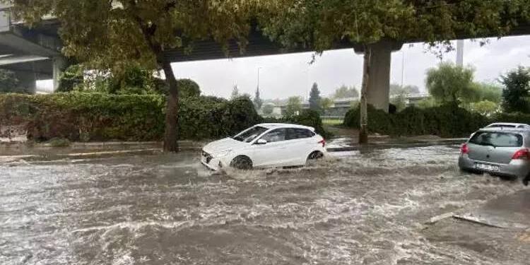 İzmir ve Muğla’da sağanak yağış sele neden oldu