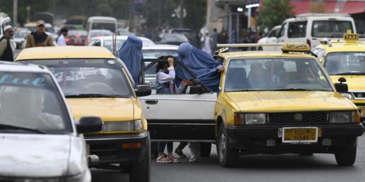 Taliban araçta kadınların ön koltukta oturmasını yasakladı