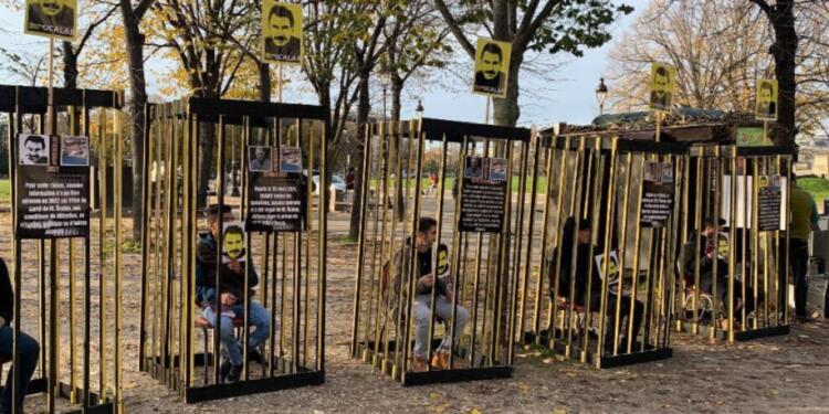 Fransa Parlamentosu önünde tecrit protestosu