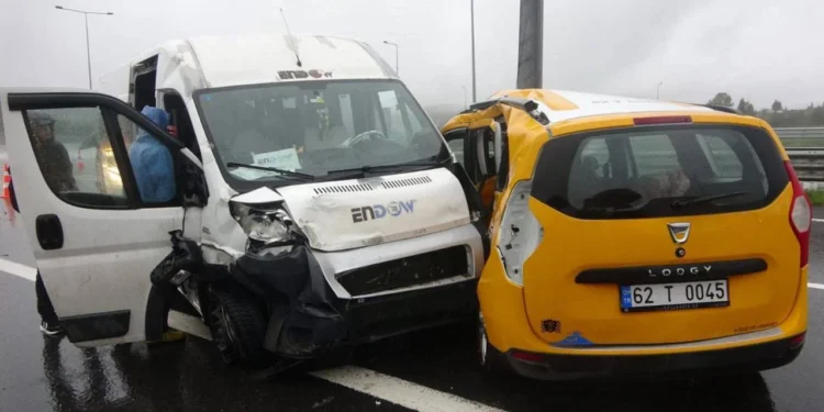 Kocaeli’de işçi servisi ile taksi çarpıştı