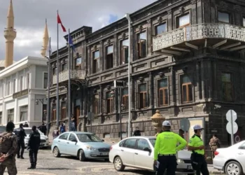 Kayyum, HDP’li meclis üyelerine halka ‘indirimli su’ verdikleri için fatura kesit!