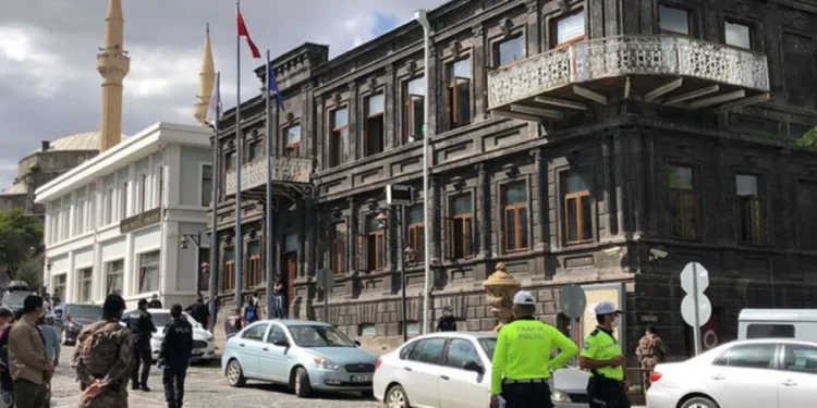 Kayyum, HDP’li meclis üyelerine halka ‘indirimli su’ verdikleri için fatura kesit!