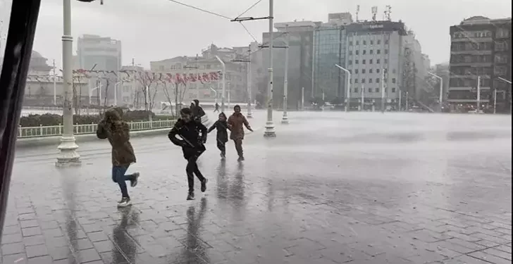 İstanbul’da sağanak ve fırtına: 1 kişi hayatını kaybetti