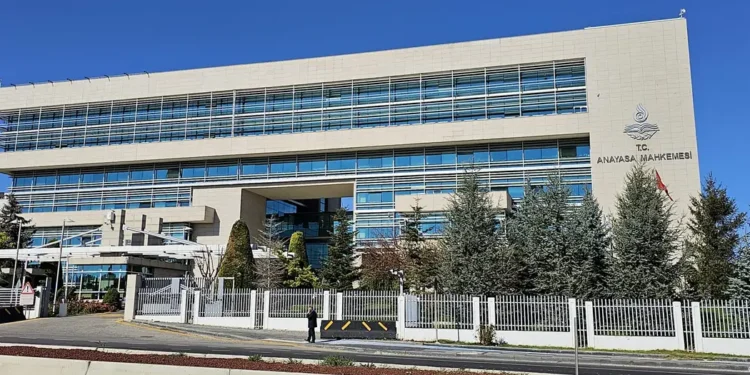 AYM: Cumhurbaşkanı’nı eleştiren işçilerin kovulması ‘hak ihlali’dir