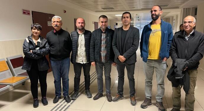 Tutuksuz yargılanan 18 gazetecinin duruşması  ertelendi