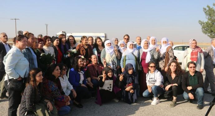 Tahliye olan TJA’lı kadınlara kitlesel karşılama